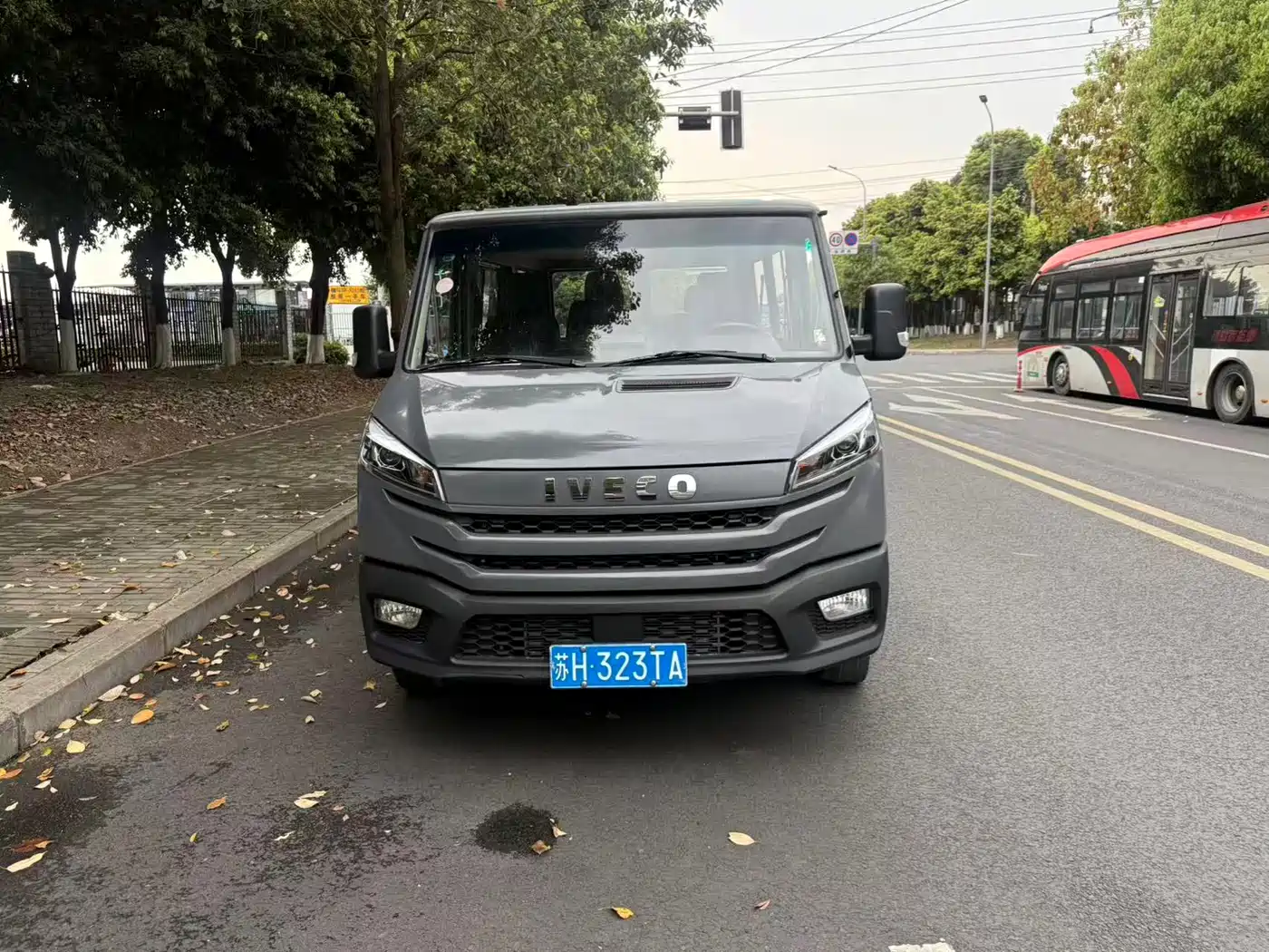 Iveco Daily 2023 2.5T A35M1 Short Wheelbase Low Roof Dual Tire Manual Door 5-9 Seater фото 3