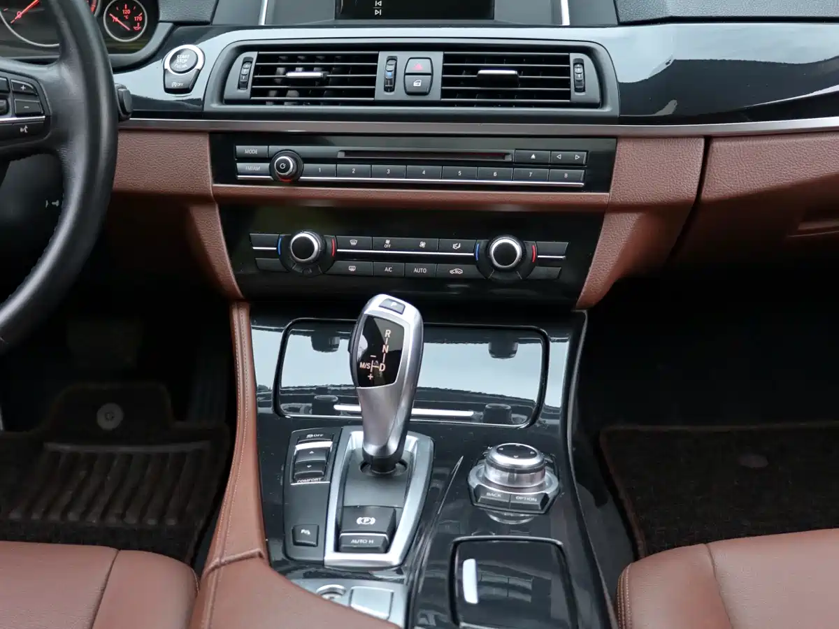 BMW 5 Series 2014 520Li Elegance фото 33
