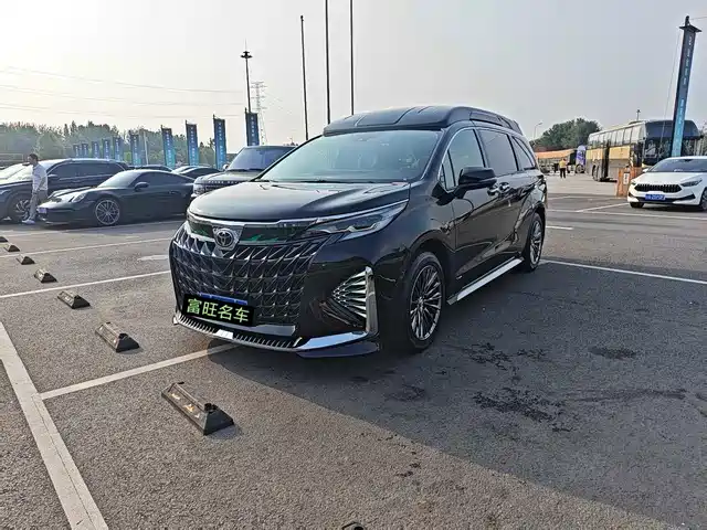Toyota Granvia 2.5L, гибрид, Комфорт