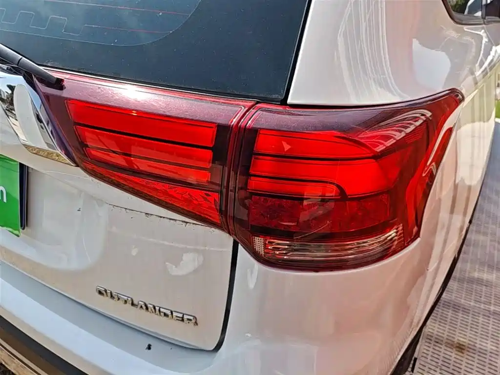 MITSUBISHI OUTLANDER