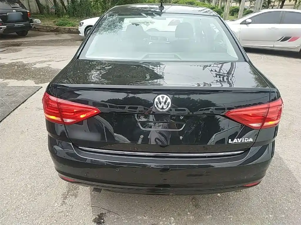 Volkswagen Lavida 2015 1.6L Automatic Comfort Edition фото 6