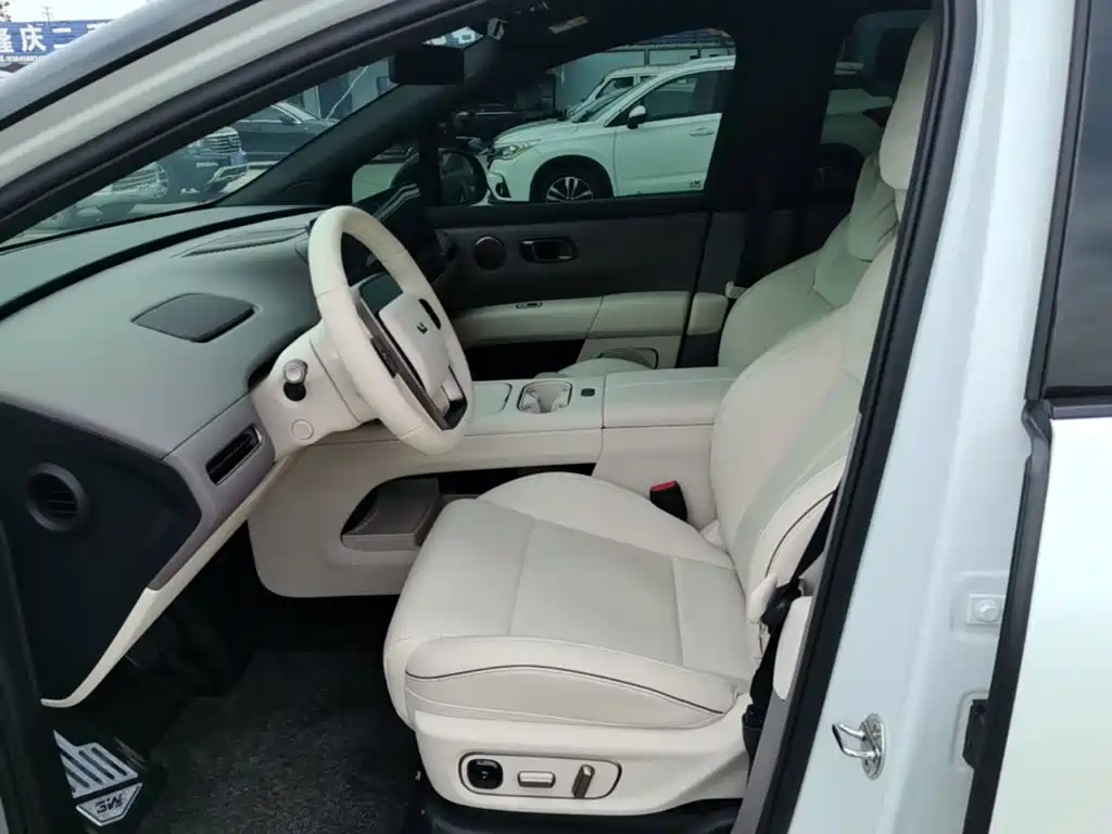 Фото 15 - Li Auto i6