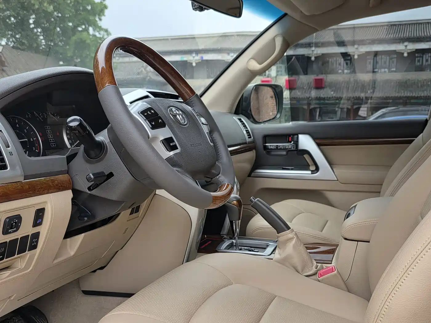 Toyota Land Cruiser (Import) 2015 4.0L V6 Middle East Limited Edition фото 9