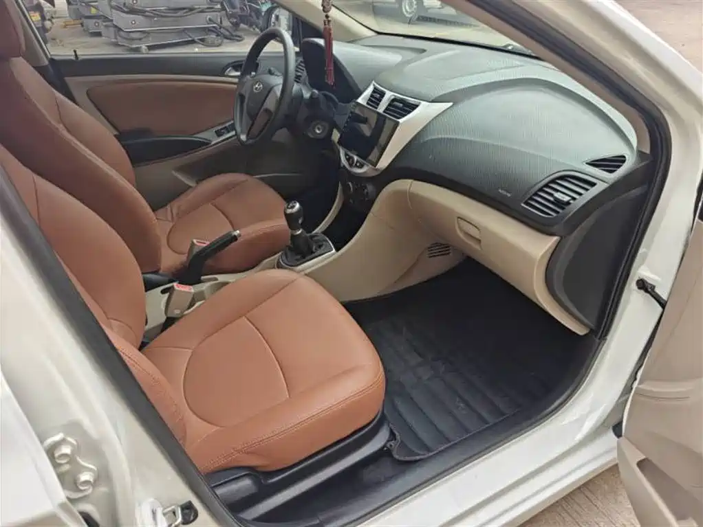 Hyundai Verna 2014 1.4L Manual Fashion GS фото 9
