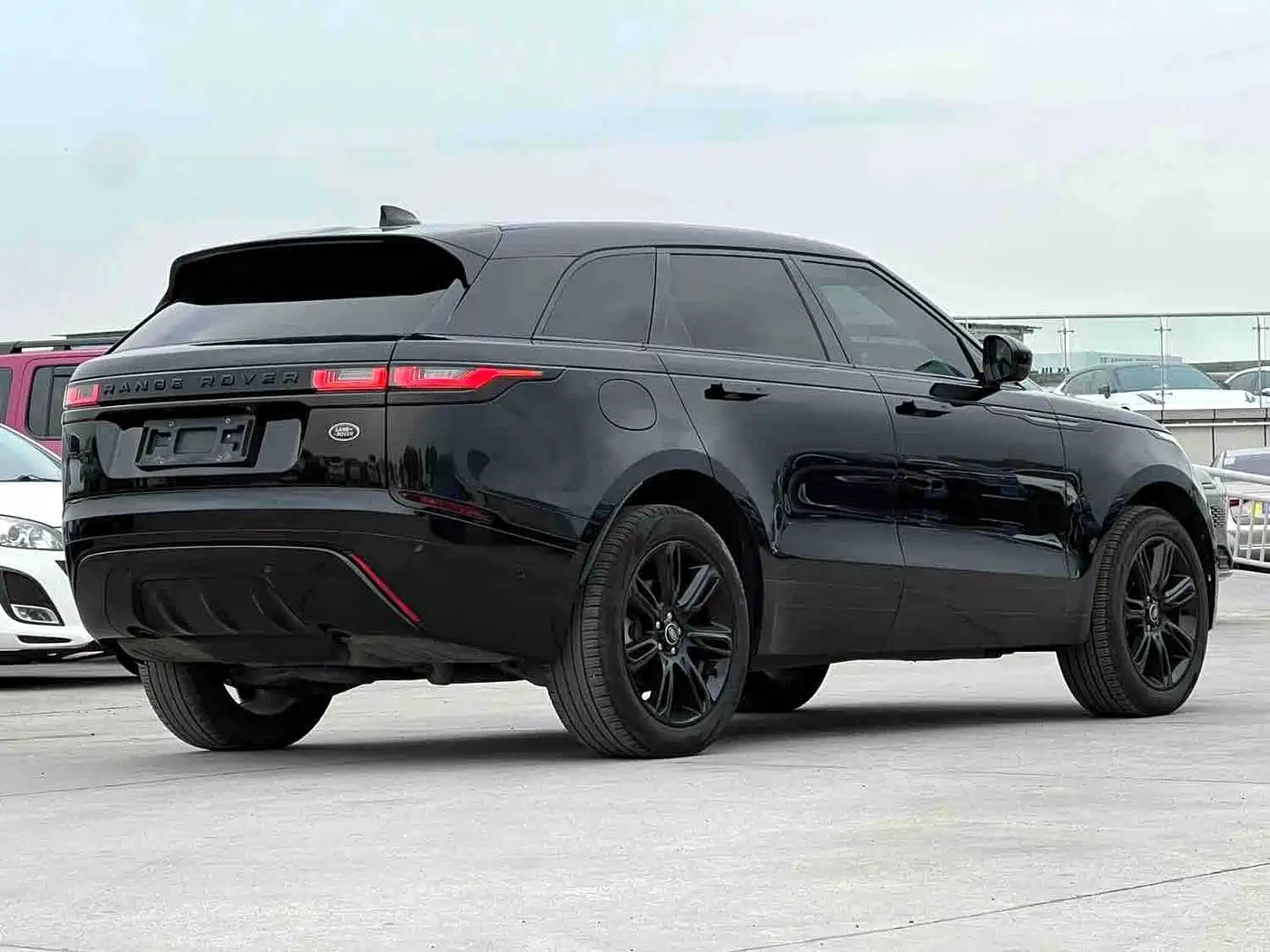 Land Rover Range Rover Velar 2023 250PS Gloss Black Collector's Edition фото 17