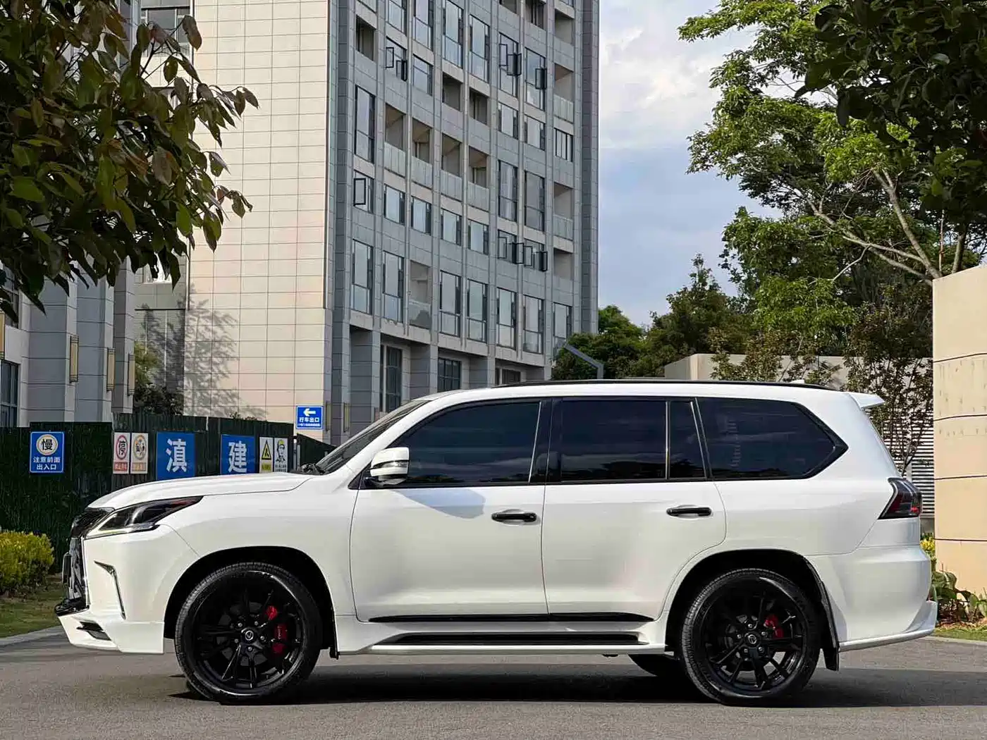 Lexus LX 2016 570 Luxury Premium Edition фото 4