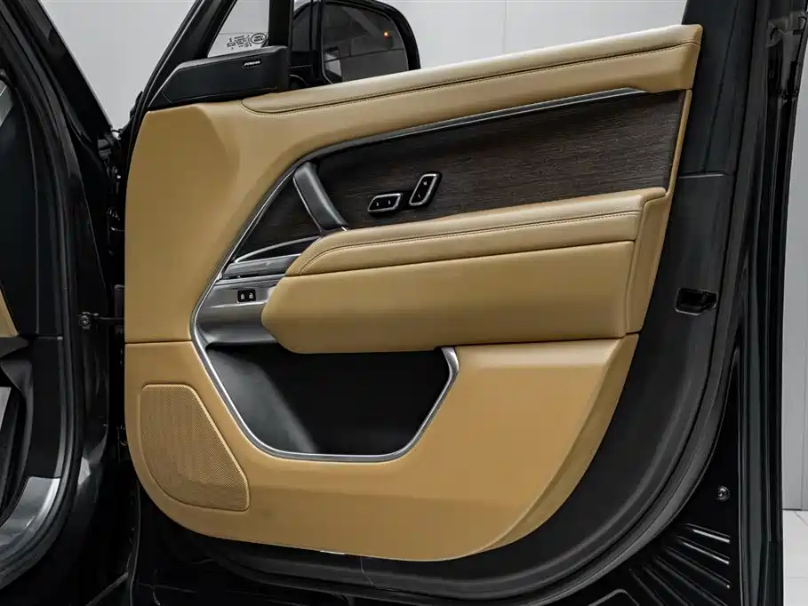 Land Rover Range Rover 2023 3.0 L6 360PS Golden Age Edition фото 14