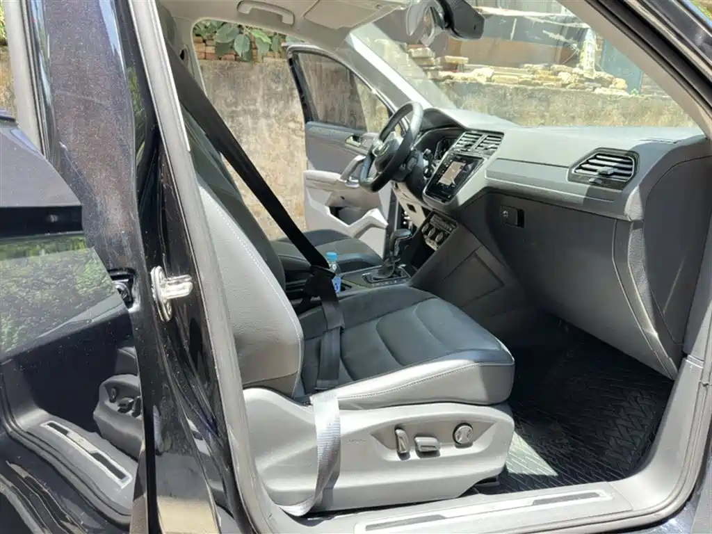 Volkswagen Tiguan L 2021 330TSI Automatic 2WD R-Line Premium фото 5