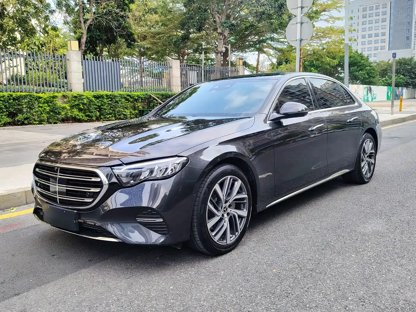 Mercedes-Benz E-Class 2025 E 300 L Fashion