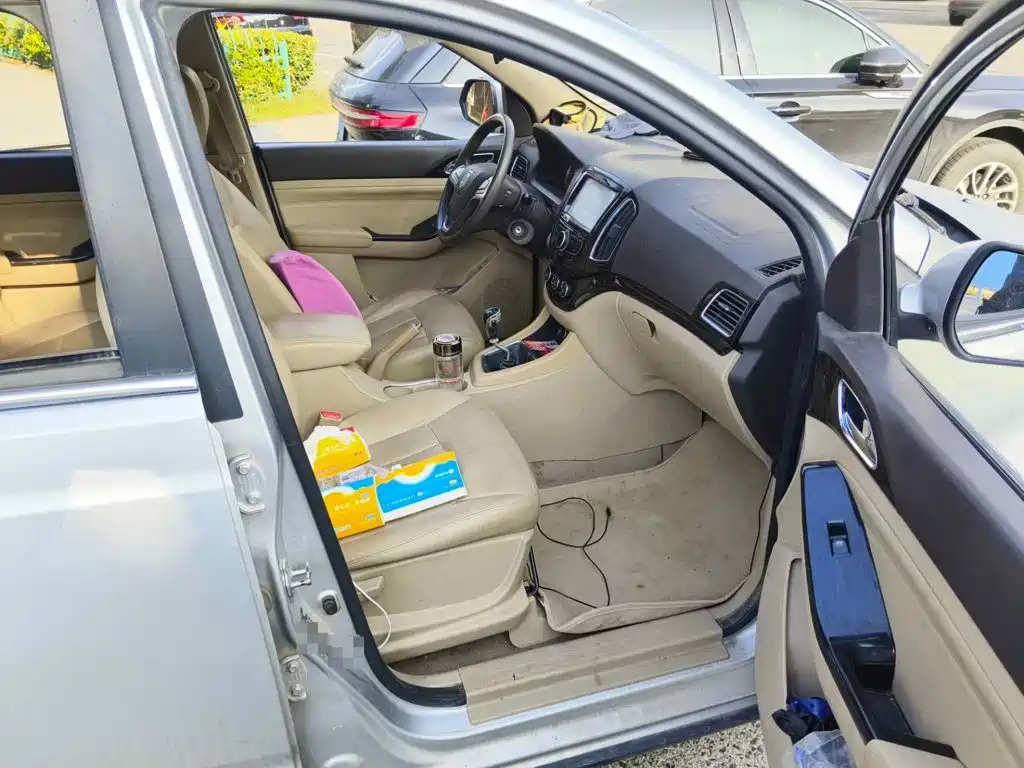 Baojun 730 2014 2014 1.5L Manual Comfort ESP Edition 7-Seater