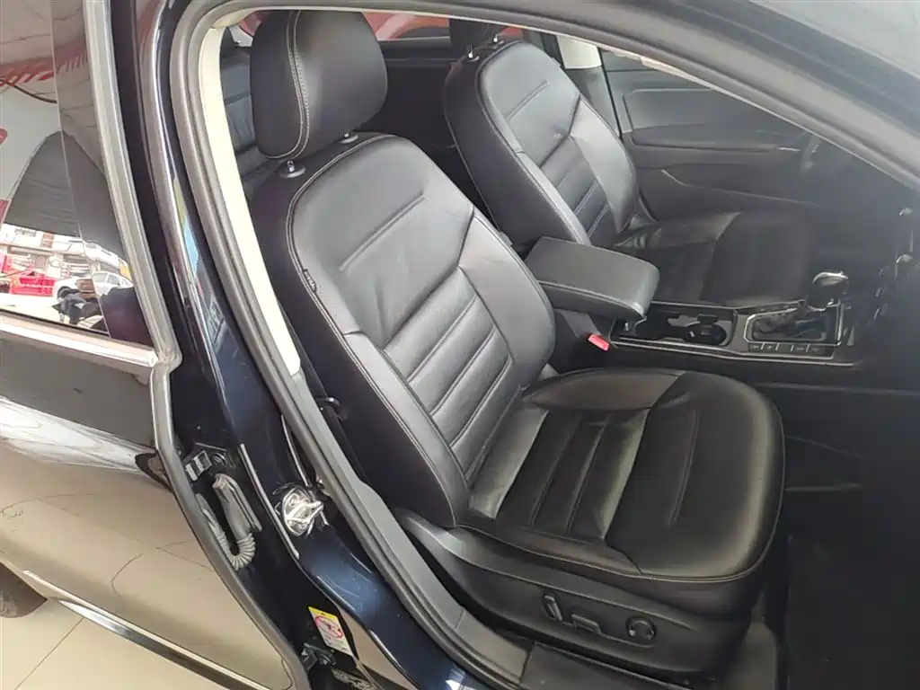Volkswagen Passat 2017 330TSI DSG Luxury фото 25