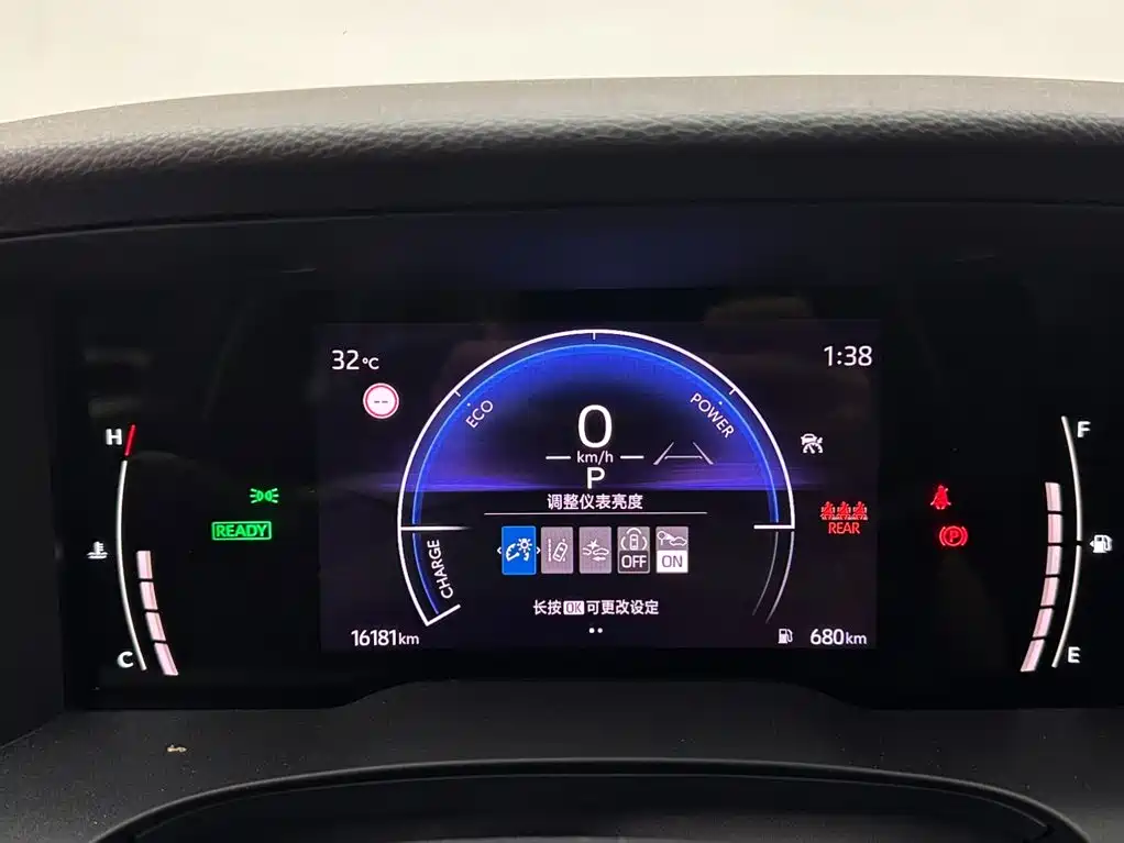 Фото 14 - Toyota Camry