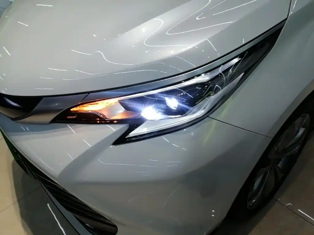 Toyota Sienna 2023 2.5L Hybrid Premium Edition фото 24