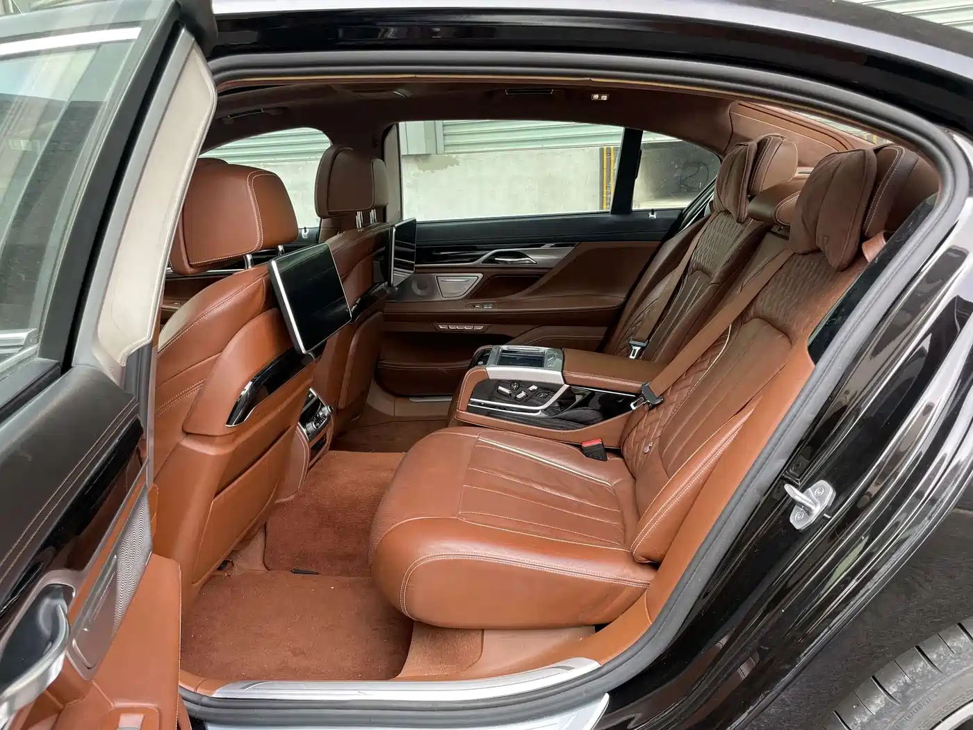 BMW 7 Series 2017 750Li xDrive Personalized Custom Edition 5-Seater фото 11