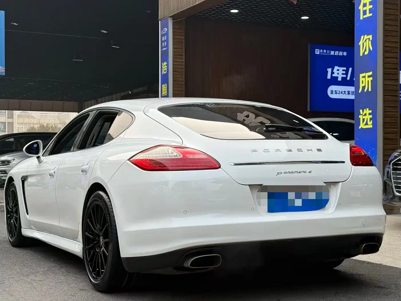 Porsche Panamera 2013 Panamera 4 Platinum Edition 3.6L фото 4