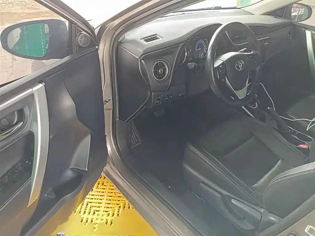 Toyota Corolla 2017 Facelift Hybrid 1.8L E-CVT Elite Edition фото 16