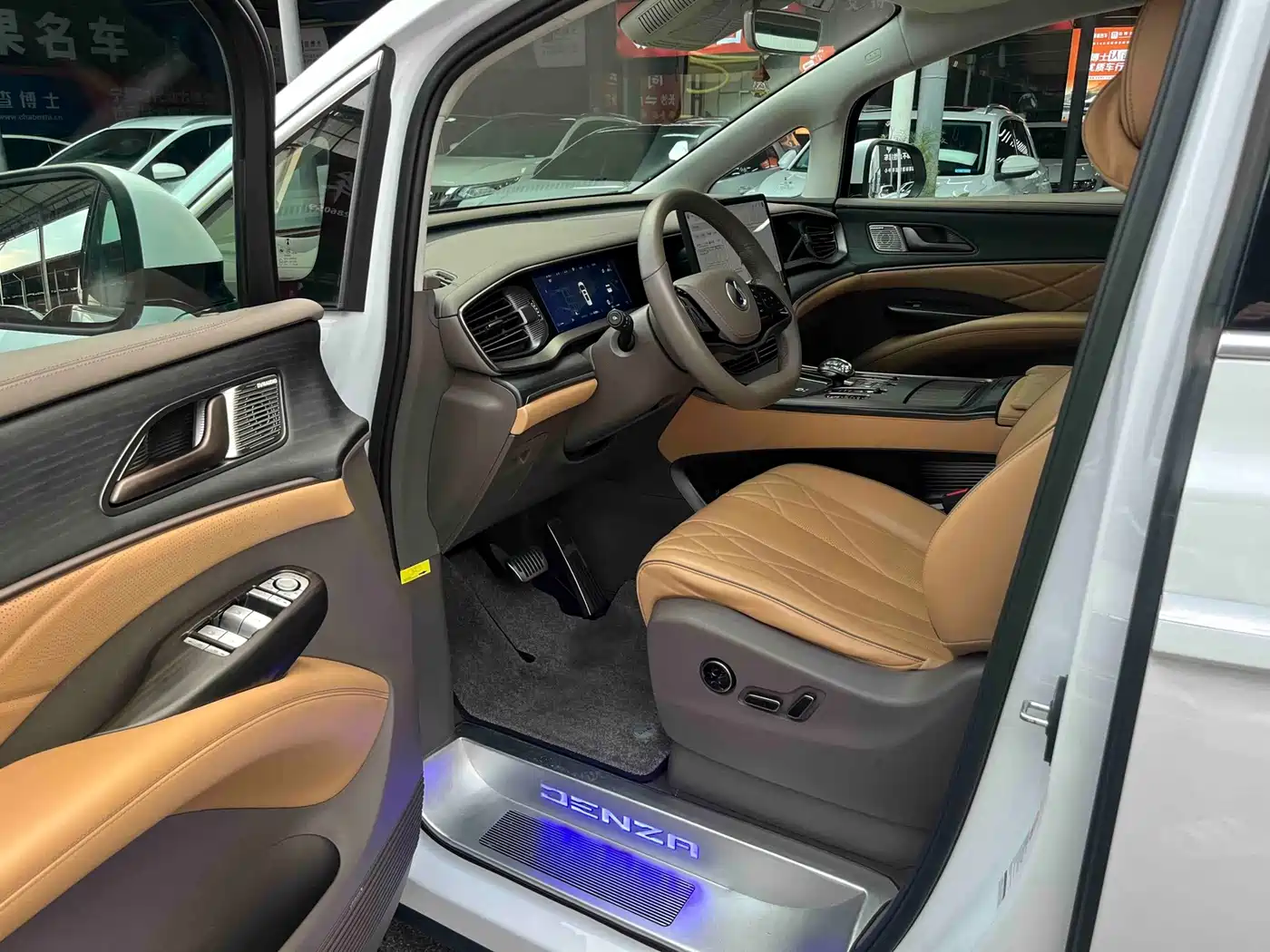 Denza D9 2023 2022 DM-i 970 AWD Flagship