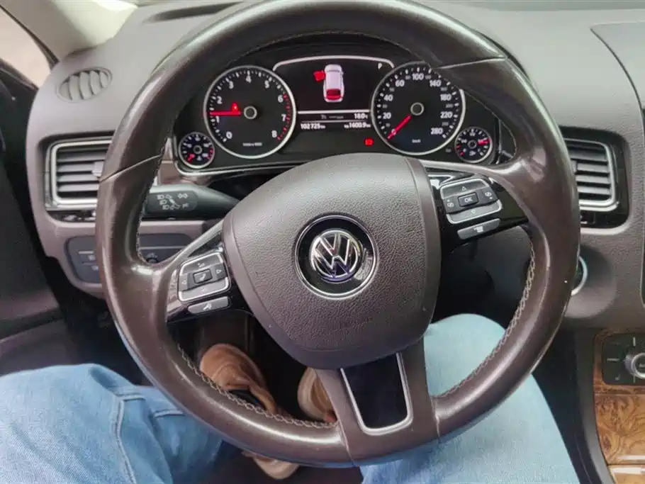 VOLKSWAGEN TOUAREG