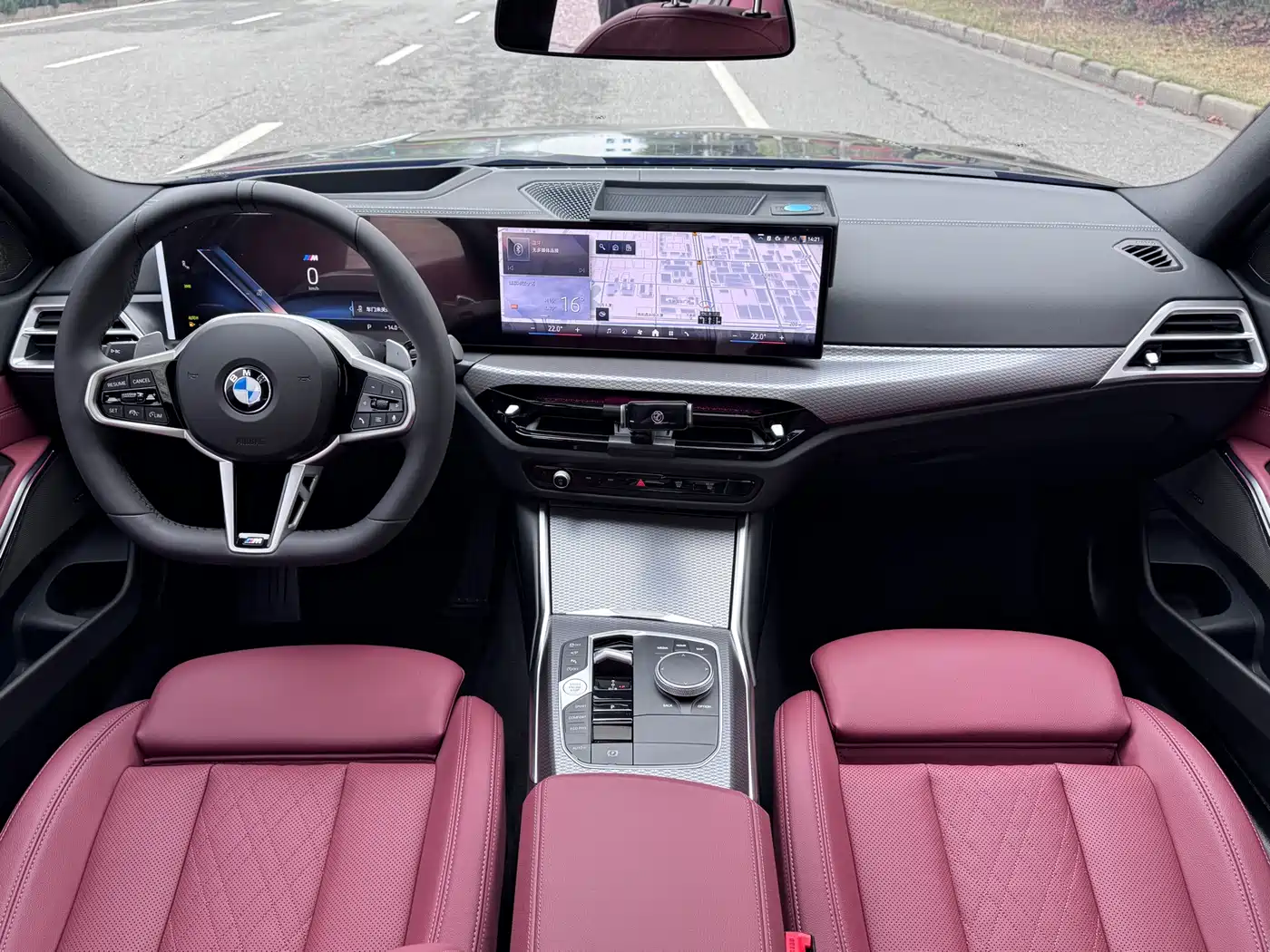 BMW 3 Series 2025 330i M Sport Night Edition фото 12