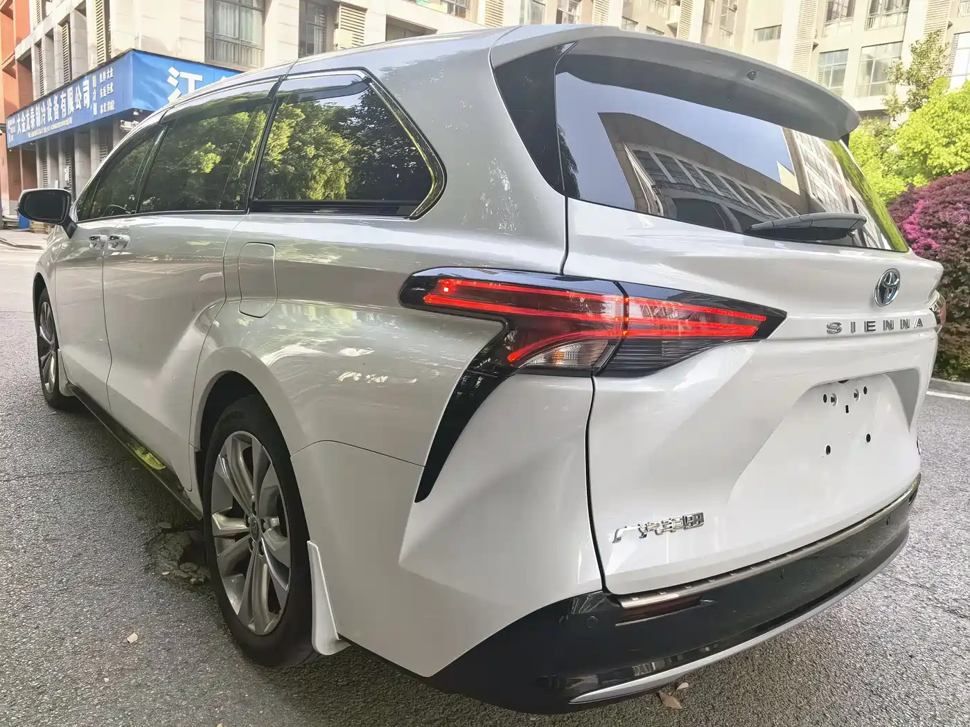 Toyota Sienna 2023 2.5L Hybrid Luxury Welfare Edition фото 32