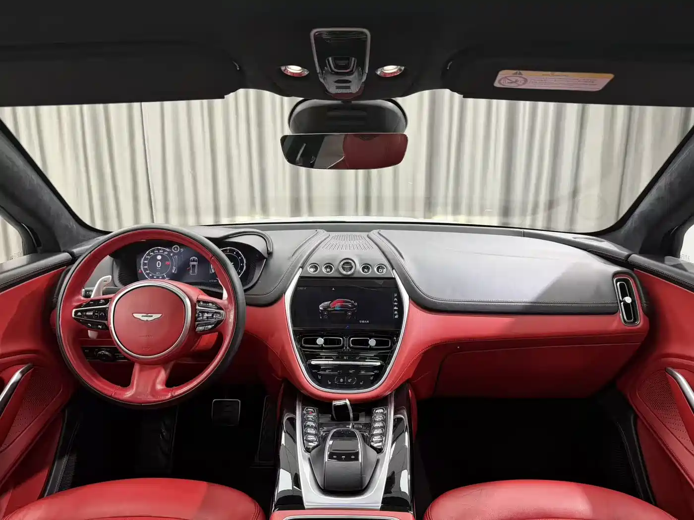 Фото 8 - Aston Martin DBX