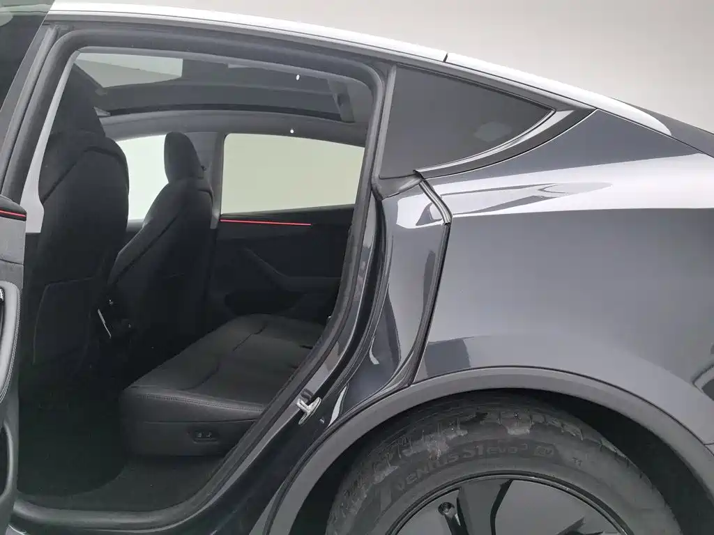 Photo 15 - Tesla Model Y