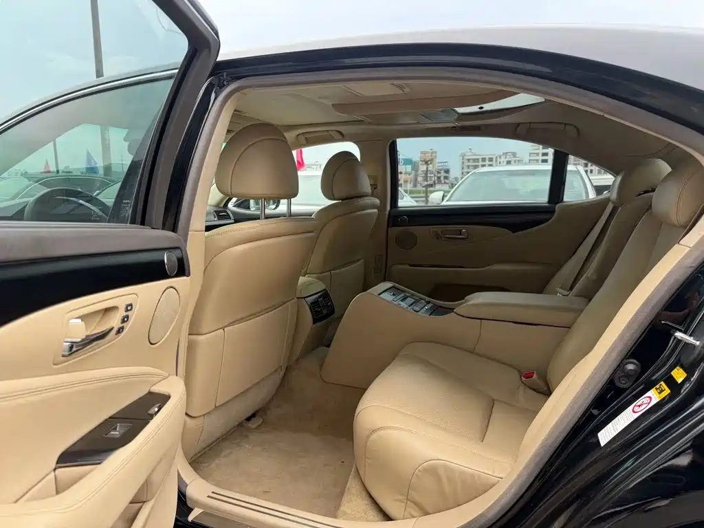 Фото 7 - Lexus LS
