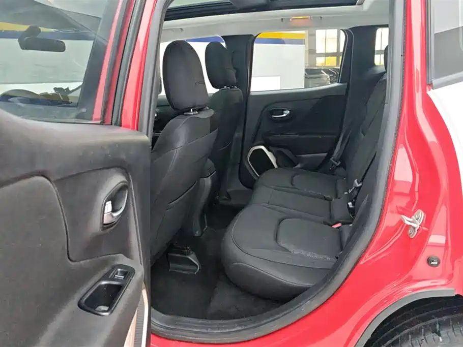 Photo 11 - Jeep Renegade