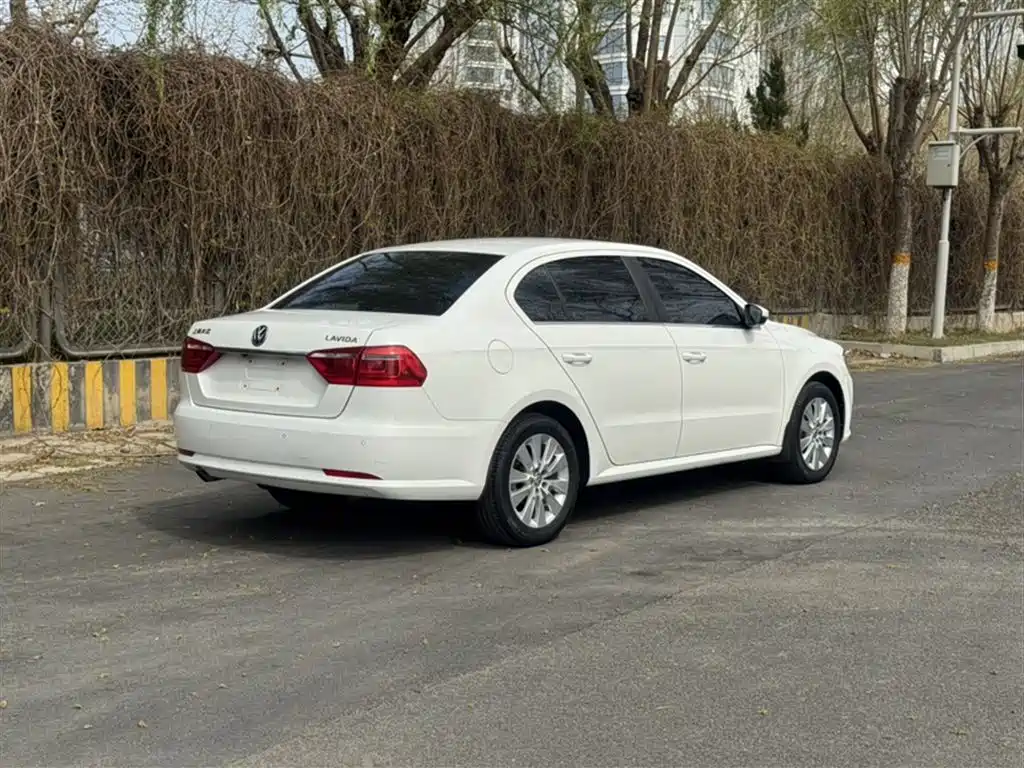 Volkswagen Lavida 2013 Facelift Classic 1.6L Automatic Comfort фото 12