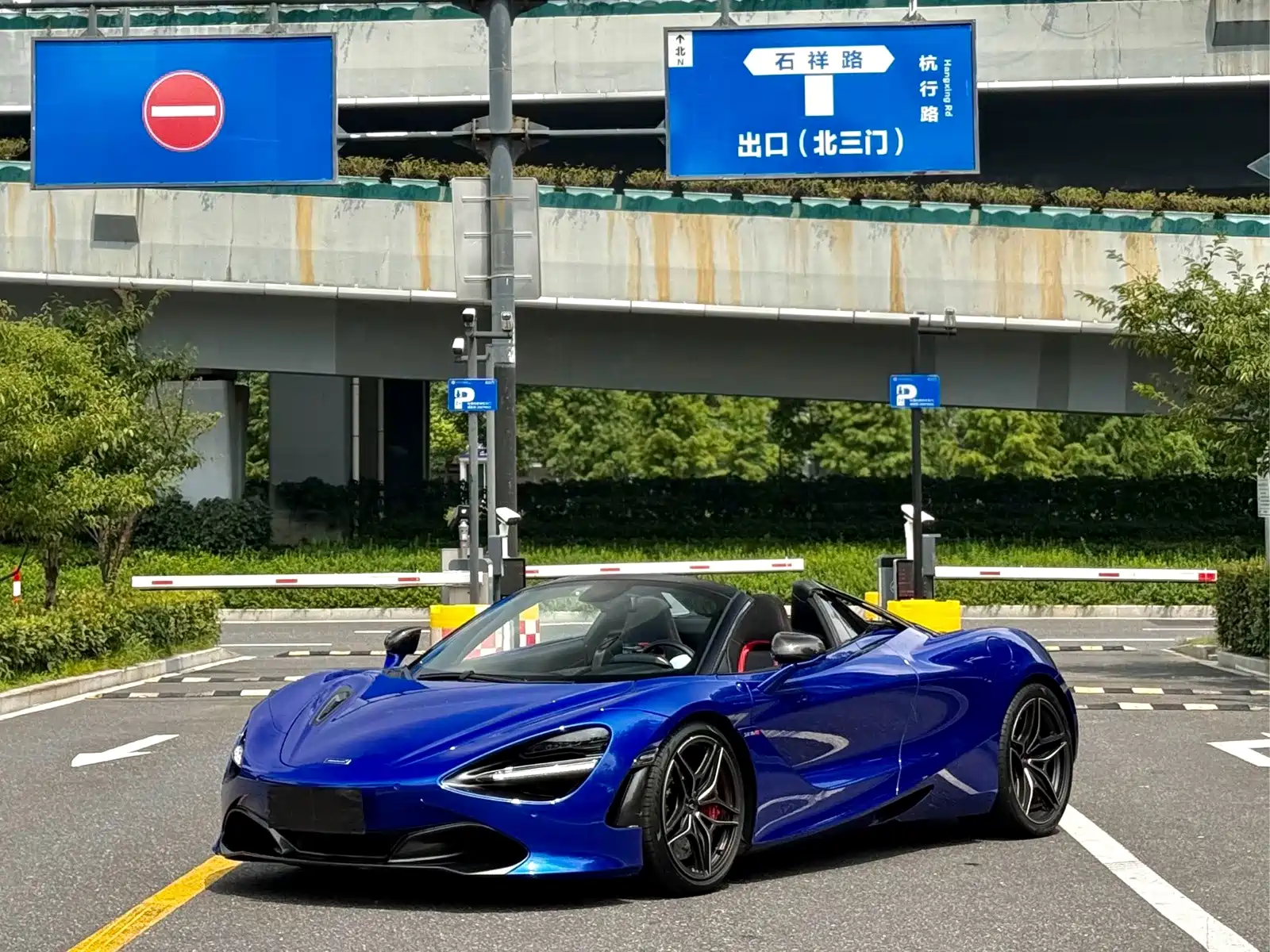 Photo 3 - McLaren 720S