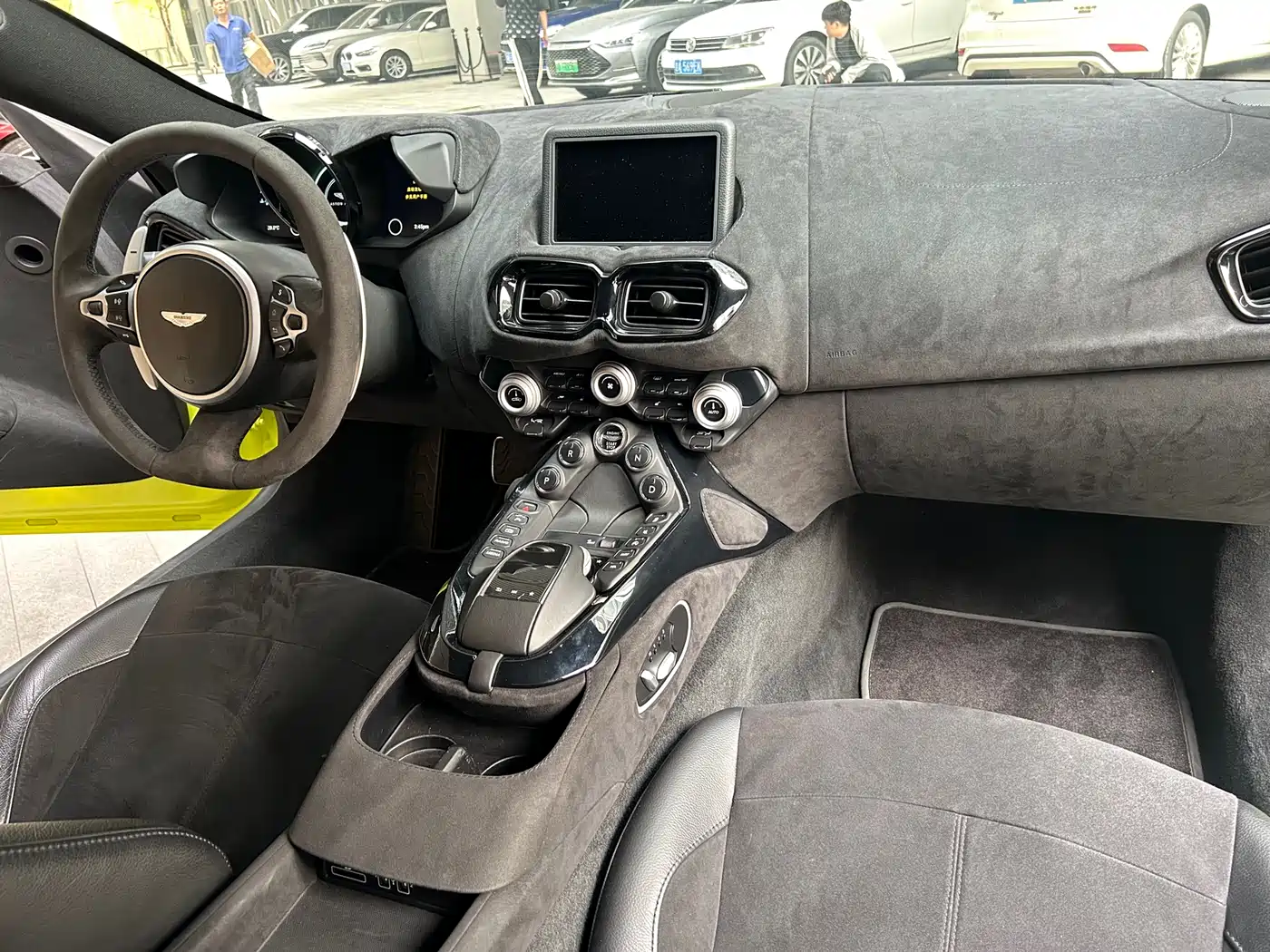 ASTON MARTIN V8 VANTAGE