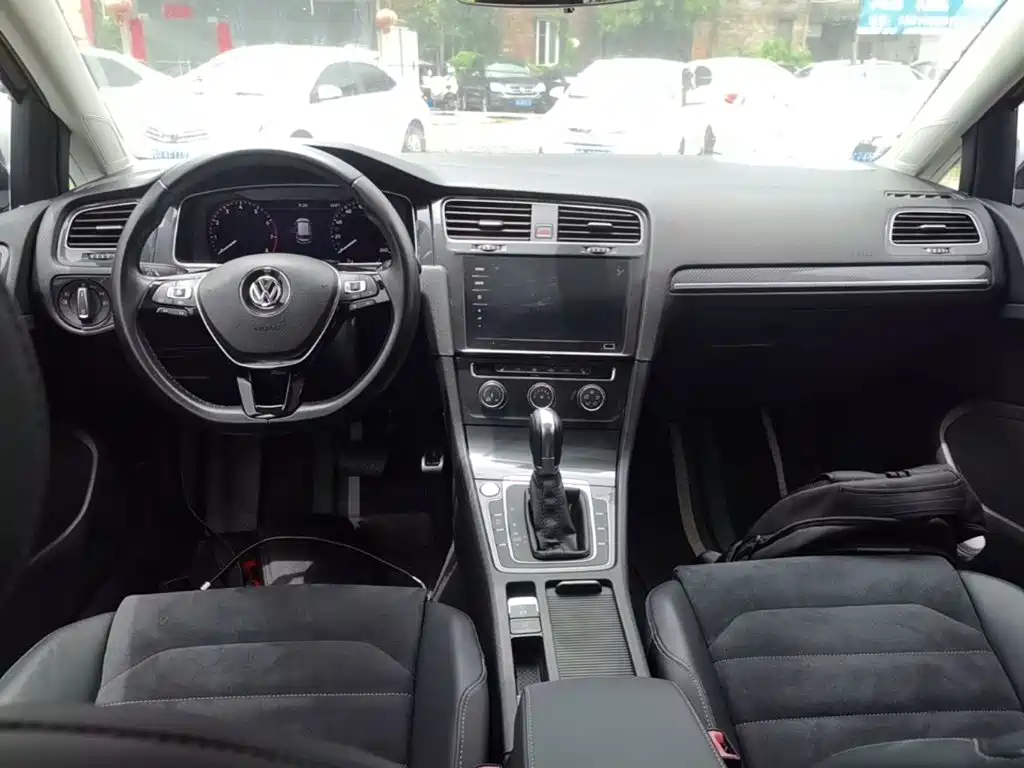 Photo 10 - Volkswagen Golf