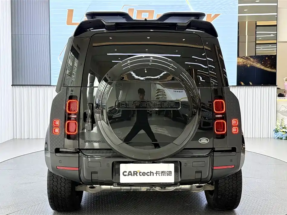 Land Rover Defender 2023 Facelift 110 3.0T P400 Dark Special Edition фото 4