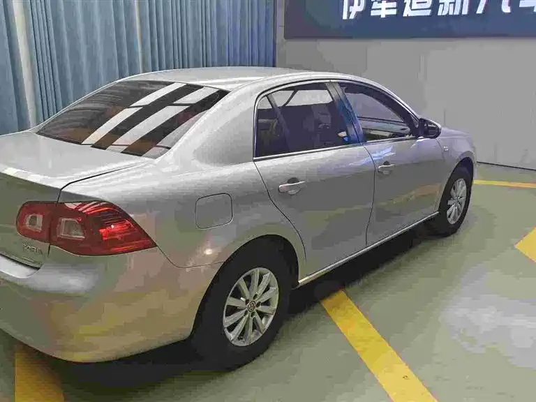 Volkswagen Bora 2012 1.6L Manual Comfort Value Edition фото 4
