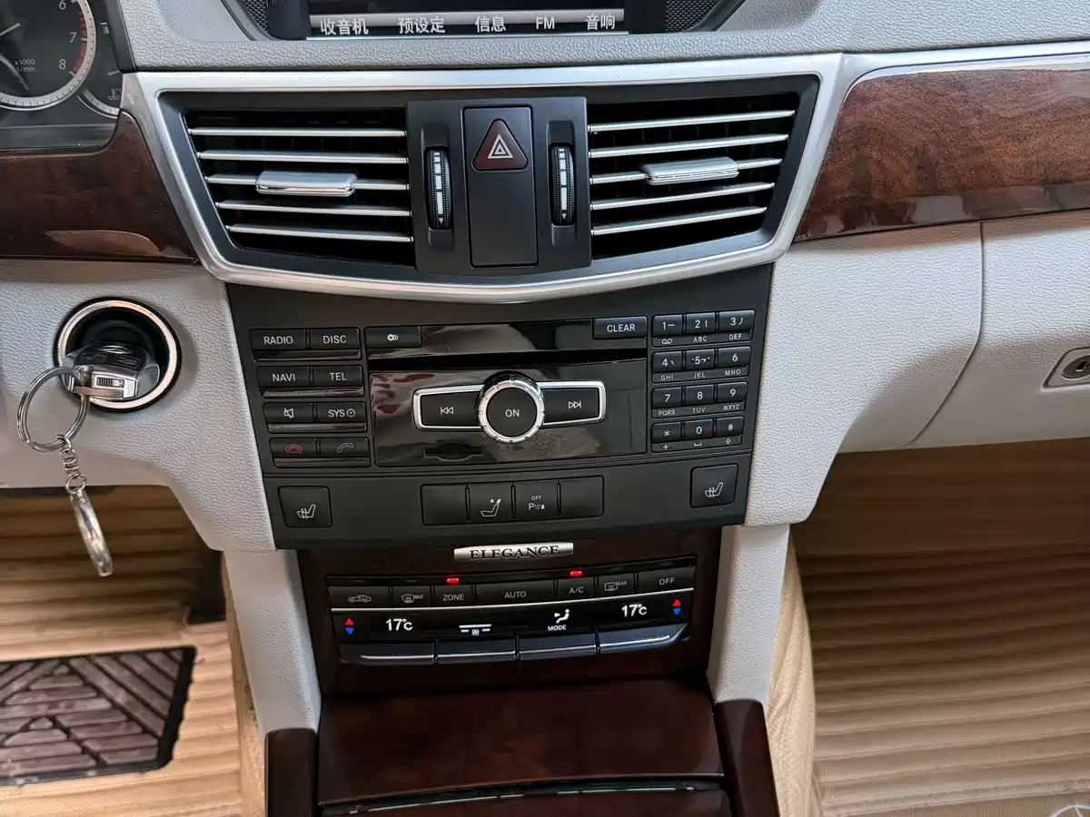 Photo 17 - Mercedes-Benz E-Class