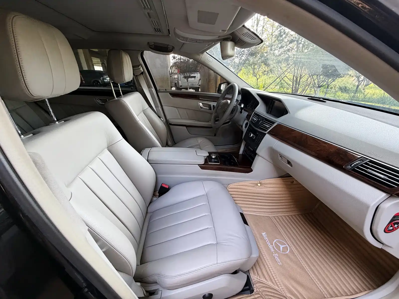 Photo 14 - Mercedes-Benz E-Class