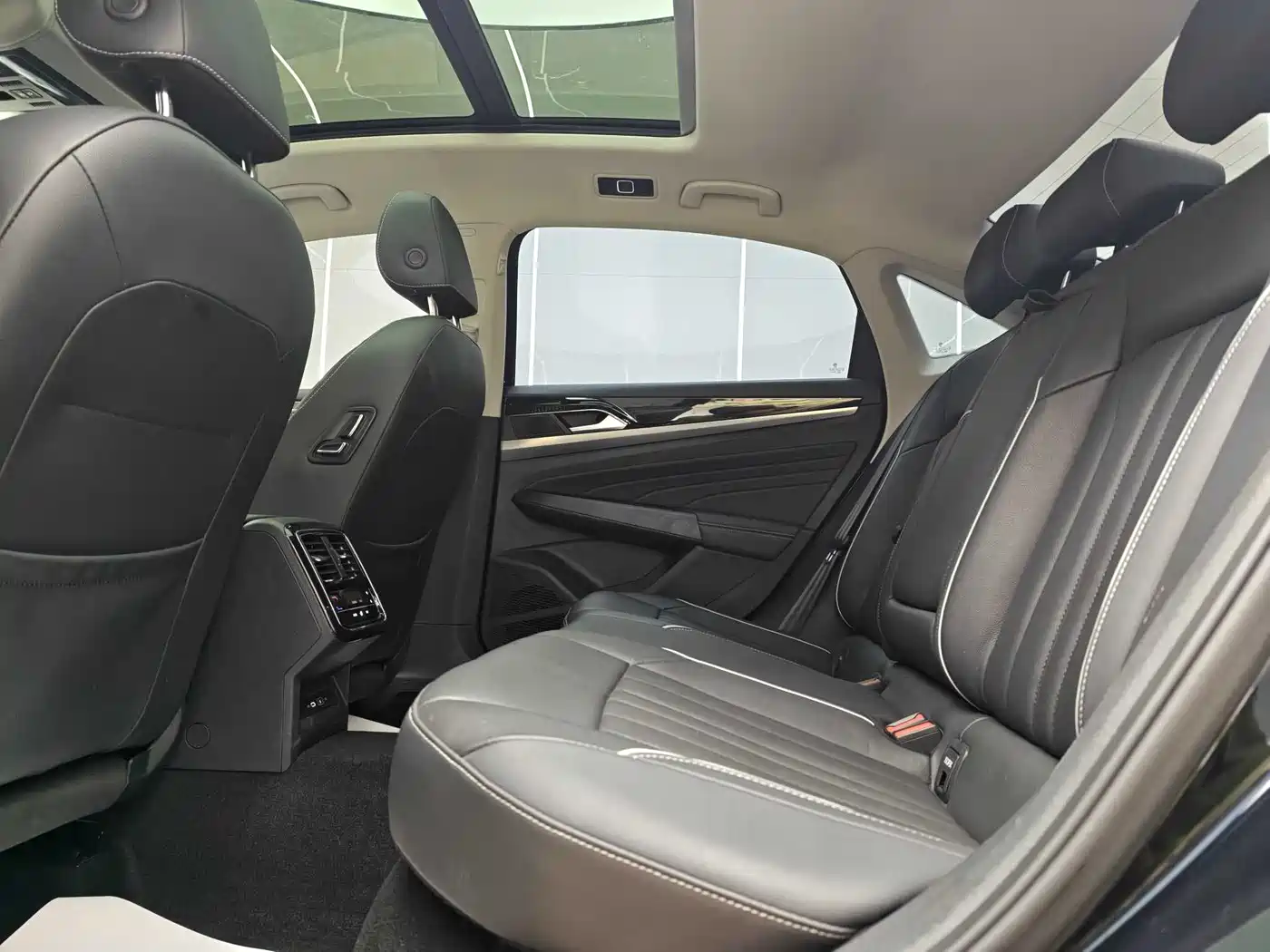 Volkswagen Passat 2023 330TSI Elite Edition фото 16