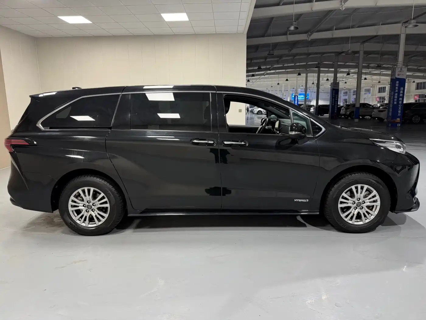 Toyota Sienna 2021 2.5L Hybrid Premium Edition фото 8