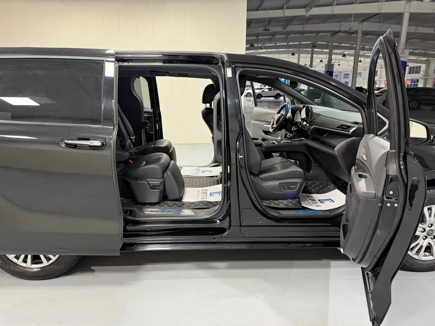 Toyota Sienna 2021 2.5L Hybrid Premium Edition фото 14