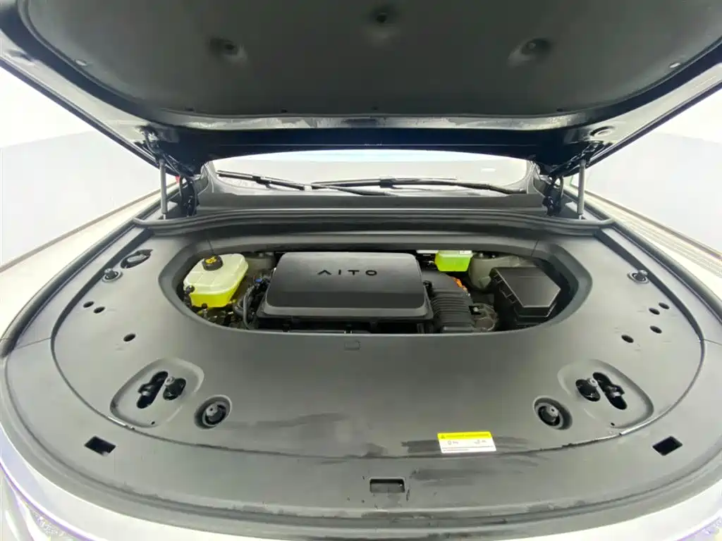 AITO Wenjie AITO M8 2025 Extended Range Ultra 53.4kWh 6-Seater фото 12