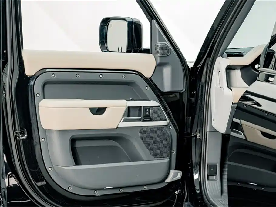 Land Rover Defender 2021 110 P400 Dark Special Edition фото 20