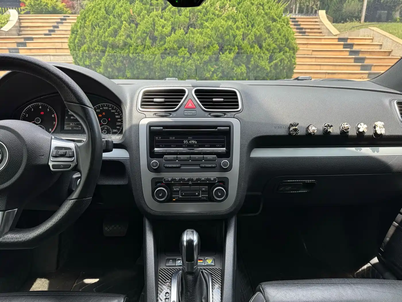 Volkswagen Scirocco 2011 2.0TSI Luxury фото 14