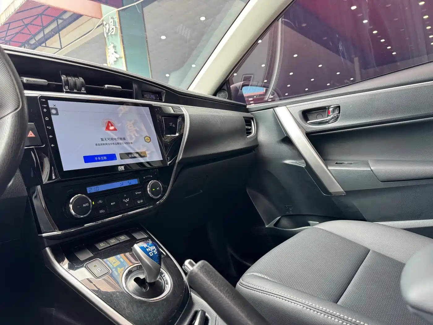 Toyota Corolla 2016 Dual Hybrid 1.8L E-CVT Pioneer Edition фото 12