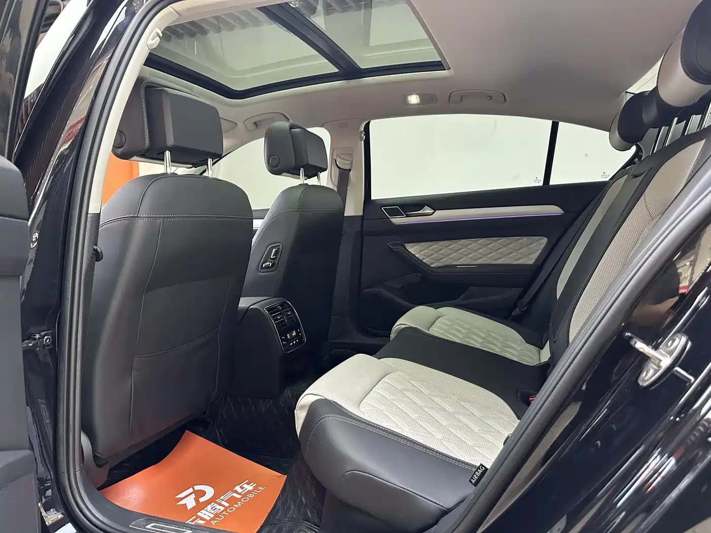 Volkswagen Magotan 2023 Model 2 Million Commemorative Edition 330TSI DSG Luxury фото 17