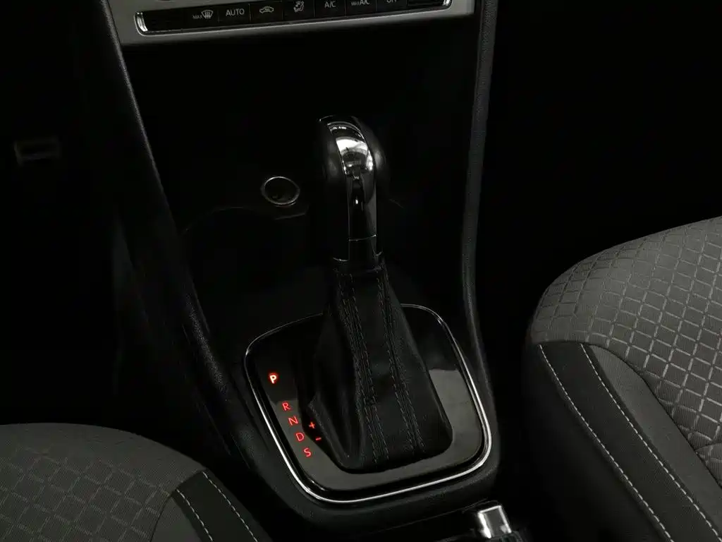 Volkswagen Polo 2016 1.6L Cross Polo Automatic фото 13