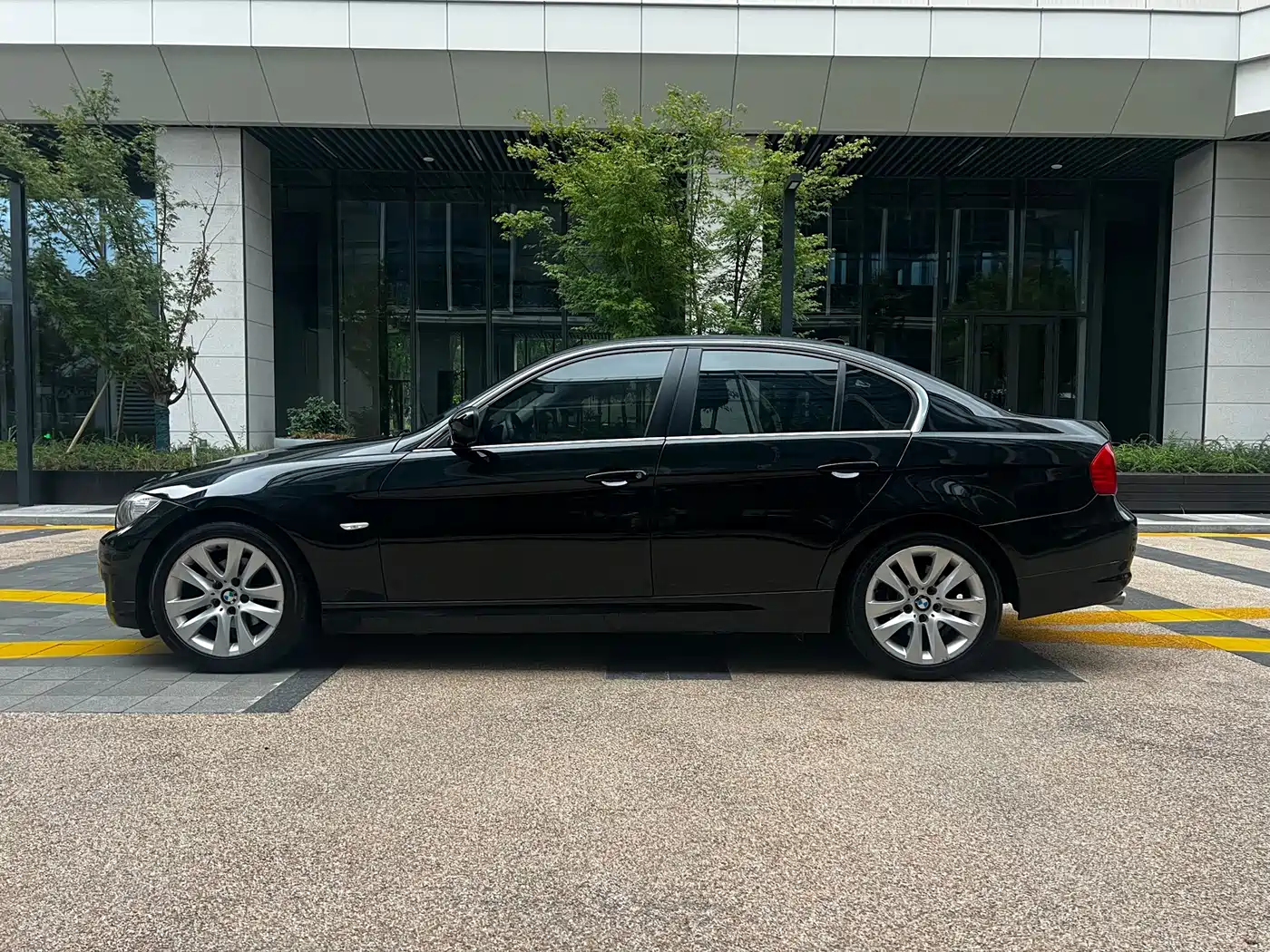 BMW 3 Series 2010 2011 320i Luxury
