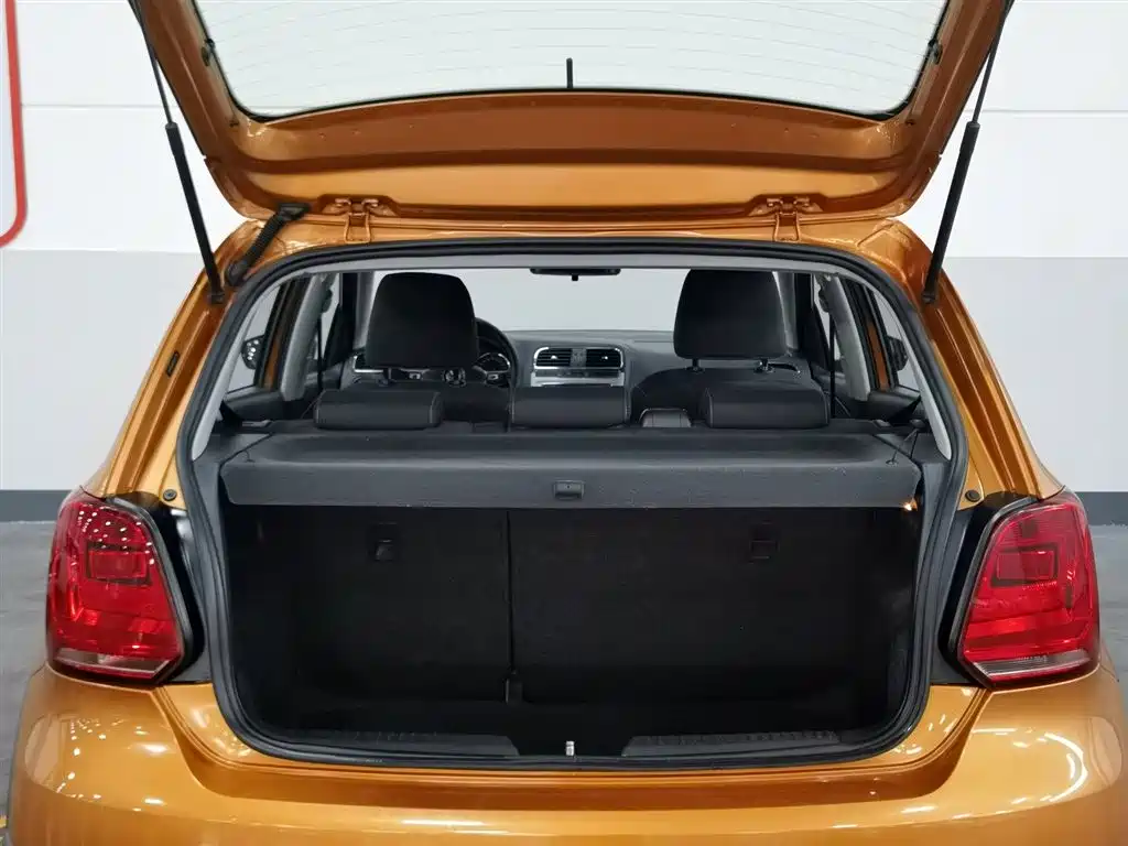 Volkswagen Polo 2016 1.6L Cross Polo Automatic фото 16