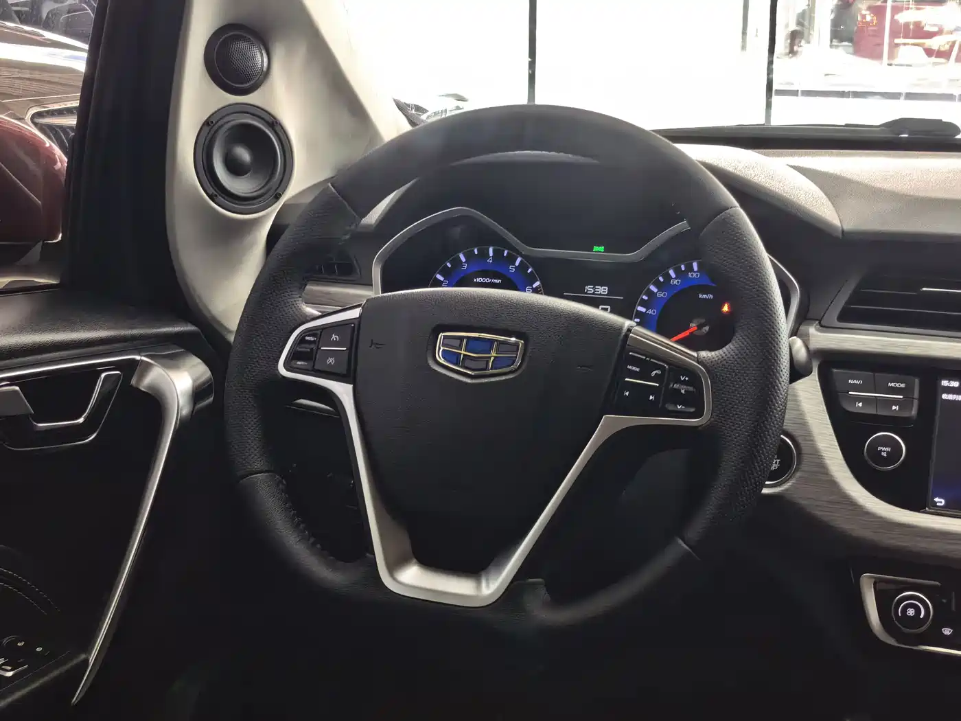 Фото 22 - Geely Vision X3