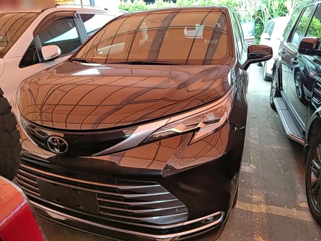 Photo 3 - Toyota Sienna