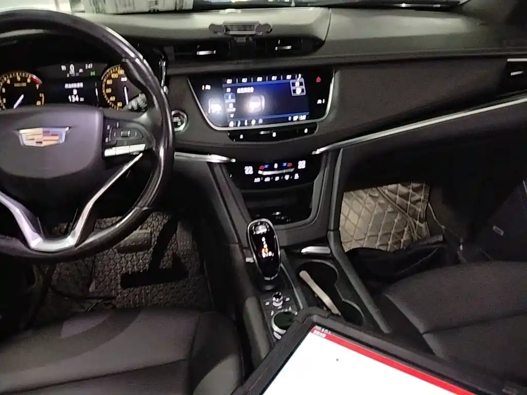Фото 13 - Cadillac XT6